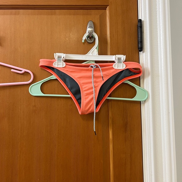 Jolyn Europe Bottoms in Papaya - size medium - Picture 8 of 8